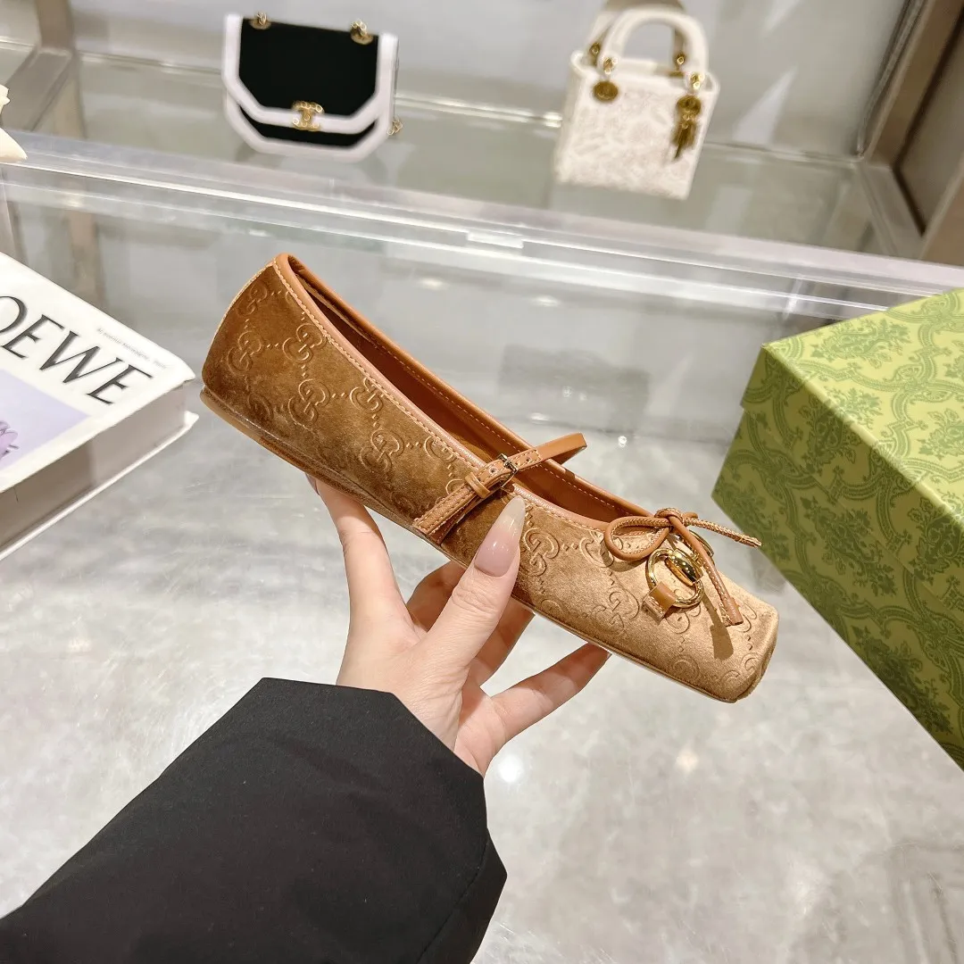 👟👟Ex-factory price 560👟👟 Gucci Horsebit series women's ballet flats. This iconic horsebit ballet flats features a square toe design and elegant bow details, paying tribute to the traditional ballet shoe style. This piece is crafted from Gucci ankh leather and embellished with a light gold-tone horsebit buckle. A 'sacchetto' construction with a soft, padded insole provides a great fit. ✅Size: 35-42 (customized for 40-42) ✅Sole material: Imported Italian genuine leather sole ✅Packaging: Brand new red box packaging